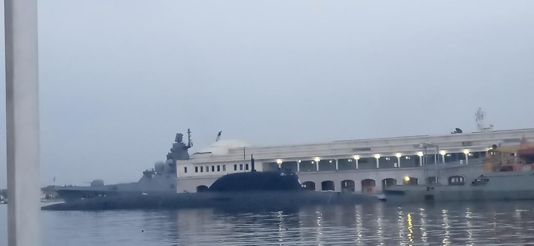 Un Buqué De La Armada Real Canadiense Atraca En La Habana, Cuba.