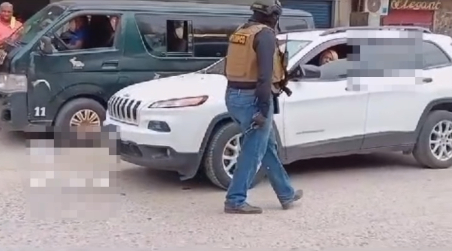 Se Filtra Video, Agente Policial En Honduras Amenaza Con Arma En Mano A Conductores.