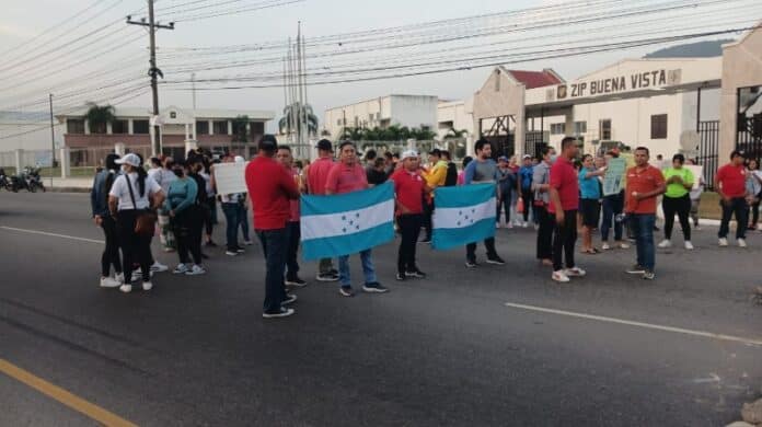 La Policía Reprime A Operarios Que Protestaban Frente A Zip Buena Vista En Villanueva, Cortes – Honduras.