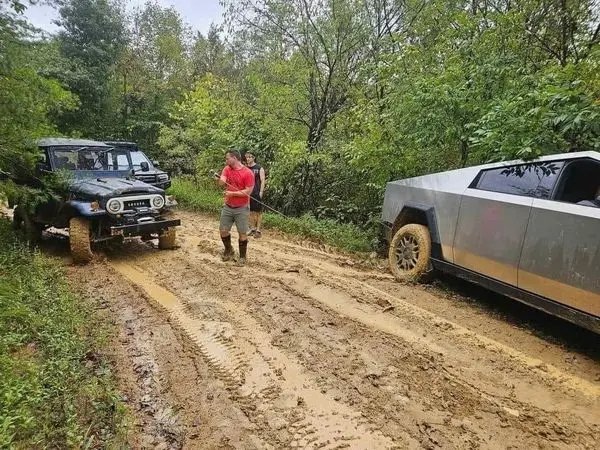 Hondureño Compro Un Tesla Para Ponerlo A Prueba En Los Montes De Honduras.