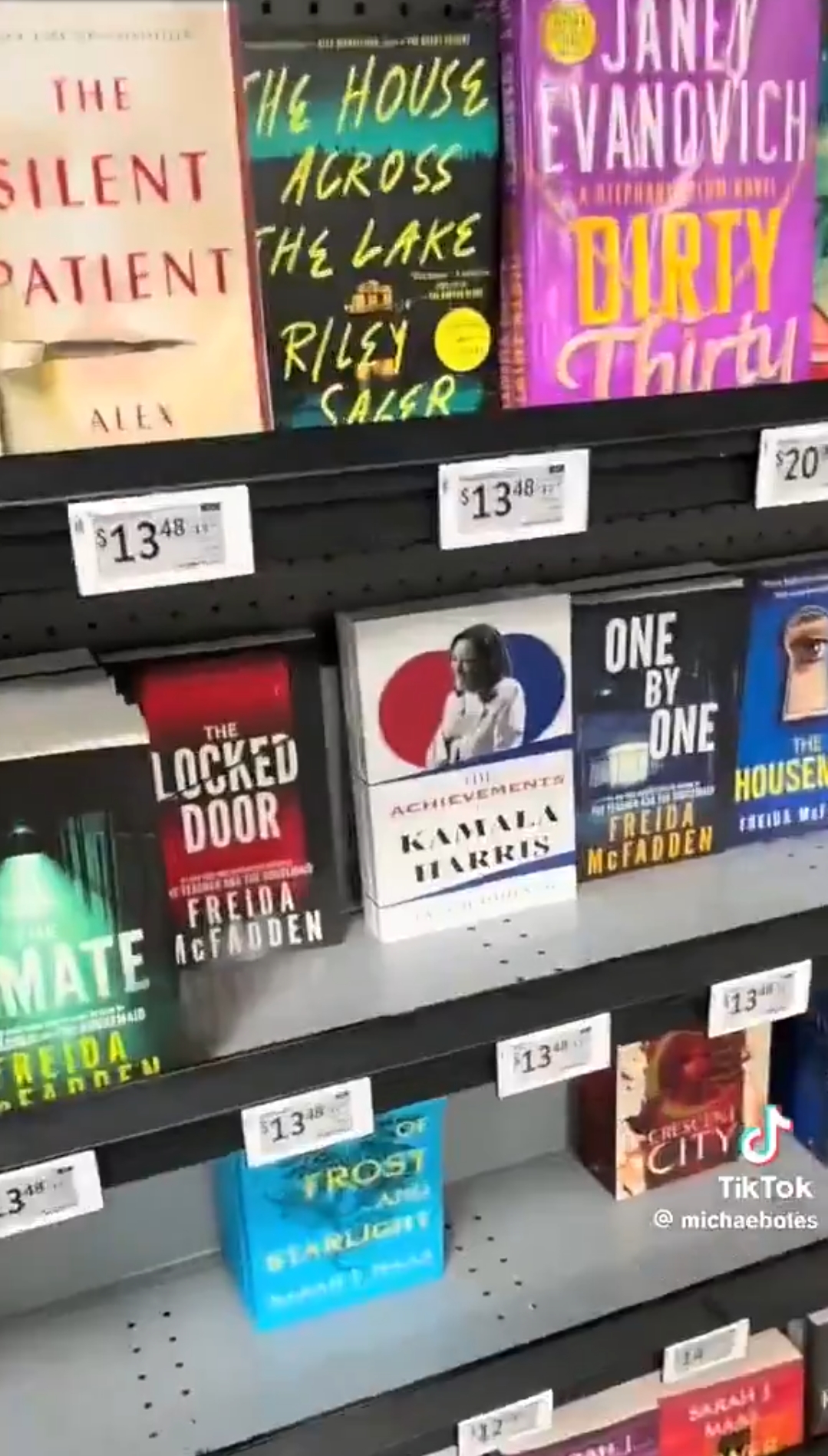 Venden Libro En Blanco De Los «Logros» De Kamala Harris.