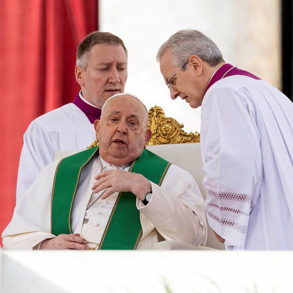 El Papa Francisco Es Internado Por Bronquitis En Roma.